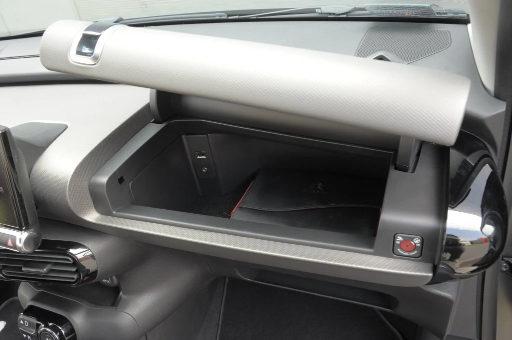 Ogromny schowek udało się umieścić w tym miejscu dzięki zamontowaniu poduszki powietrznej pasażera w podsufitce – tuż nad przednią szybą. Ogromny schowek udało się umieścić w tym miejscu dzięki zamontowaniu poduszki powietrznej pasażera w podsufitce – tuż nad przednią szybą.