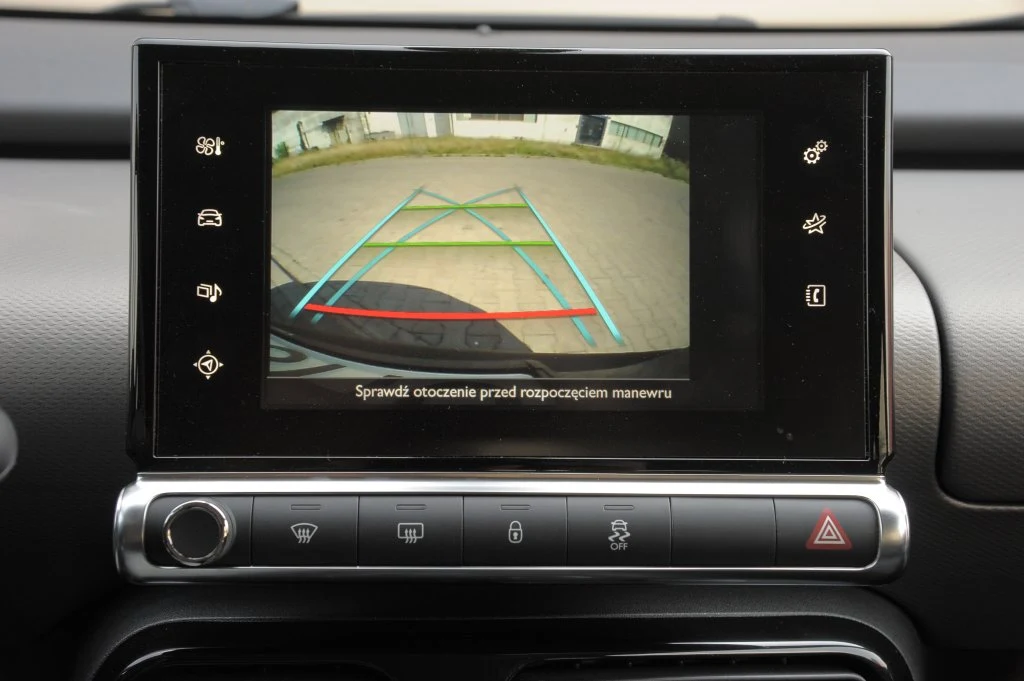 Kamera cofania jest seryjna w testowanej wersji. Ekran dotykowy działa z pewnym opóźnieniem, ale jego obsługa jest wygodna. Kamera cofania jest seryjna w testowanej wersji. Ekran dotykowy działa z pewnym opóźnieniem, ale jego obsługa jest wygodna.