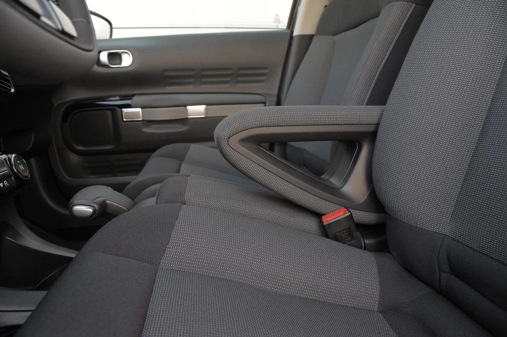 Ciekawie stylizowany podłokietnik to seryjne wyposażenie aut z „automatem”. Ciekawie stylizowany podłokietnik to seryjne wyposażenie aut z „automatem”.