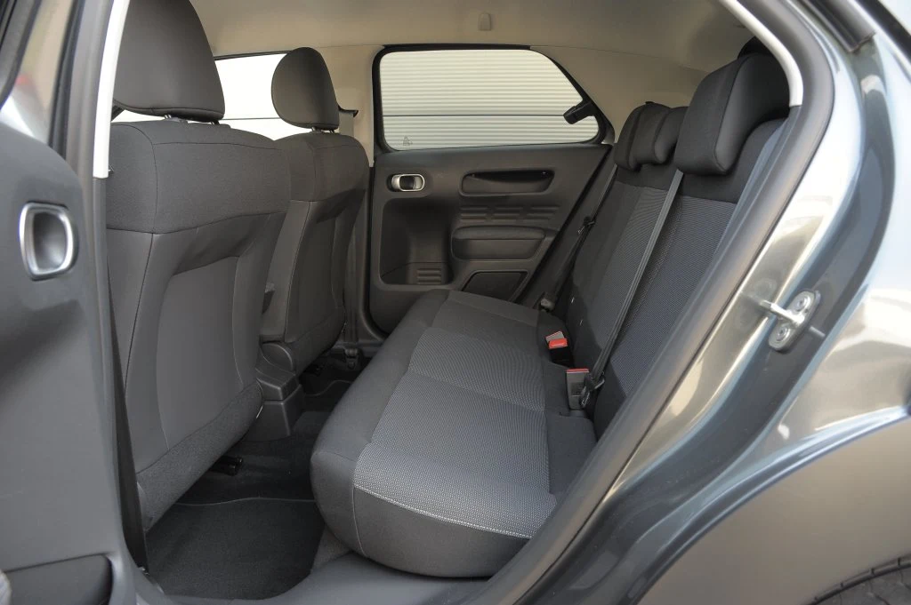 Przestrzeni z tyłu jest pod dostatkiem – dwie osoby o wzroście 185 cm usiądą tu wygodnie, nawet jeśli miejsca przed nimi zajmą równie wysocy podróżni. Przestrzeni z tyłu jest pod dostatkiem – dwie osoby o wzroście 185 cm usiądą tu wygodnie, nawet jeśli miejsca przed nimi zajmą równie wysocy podróżni.