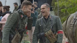 W przerwie aktorzy „na gorąco” opowiadali przez telefon o swoich wrażeniach z planu (od lewej Maciej Zakościelny i Jan Wieczorkowski).