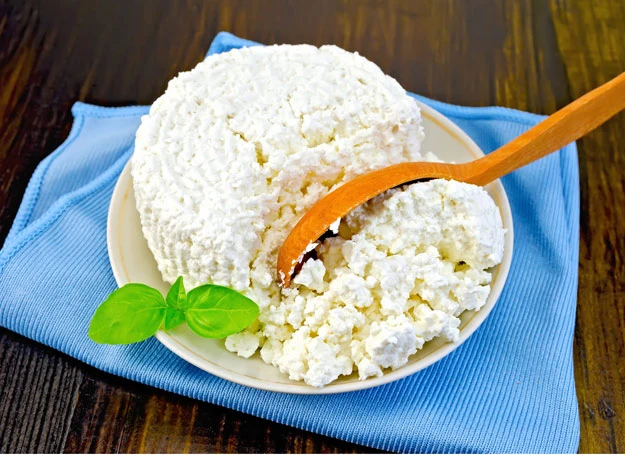 Do serka wiejskiego dodaj warzywa, a posiłek będzie jeszcze zdrowszy i bardziej wartościowy Do serka wiejskiego dodaj warzywa, a posiłek będzie jeszcze zdrowszy i bardziej wartościowy