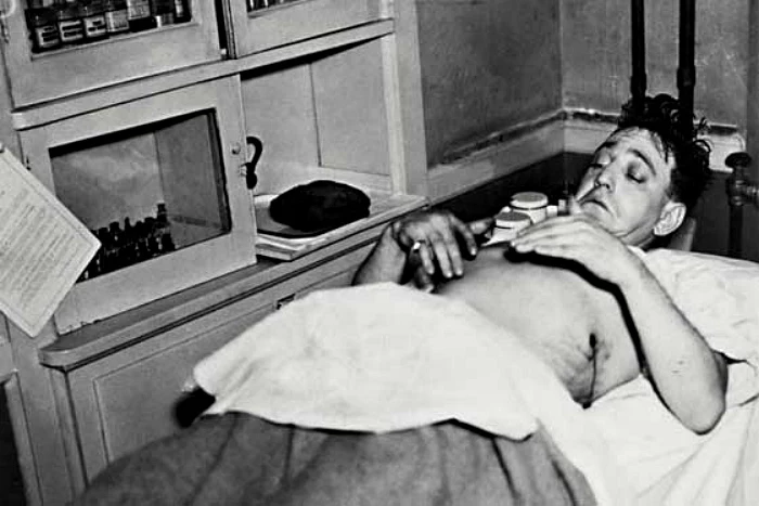 Dutch Schultz na łożu śmierci. Kilka godzin po zrobieniu tego zdjęcia gangster ten zmarł