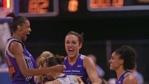 Ewelina Kobryn (w środku) i cała ekipa Phoenix Mercury.