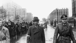 W środku gen. Tadeusz Komorowski "Bór". Warszawa po kapitulacji powstania