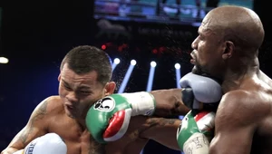 Floyd Mayweather Jr (z prawej) trafia Marcosa Maidanę 