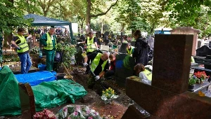 Pracownicy Instytutu Pamięci Narodowej z wolontariuszami w trakcie prac