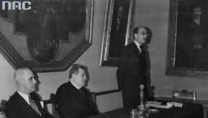 Alfred Falter (siedzi w środku) podczas odczytu ambasadora Wielkiej Brytanii Howarda Williama Kennarda (na zdjęciu od lewej). Fotografia z 1938 r.