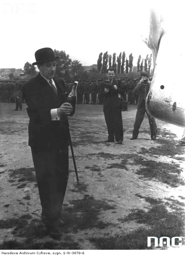 Przekazanie wojsku eksadry lotniczej ufundowanej przez Związek Skarbowców RP. Wicepremier Eugeniusz Kwiatkowski dokonuje chrztu samolotu RWD-8. Przekazanie wojsku eksadry lotniczej ufundowanej przez Związek Skarbowców RP. Wicepremier Eugeniusz Kwiatkowski dokonuje chrztu samolotu RWD-8.