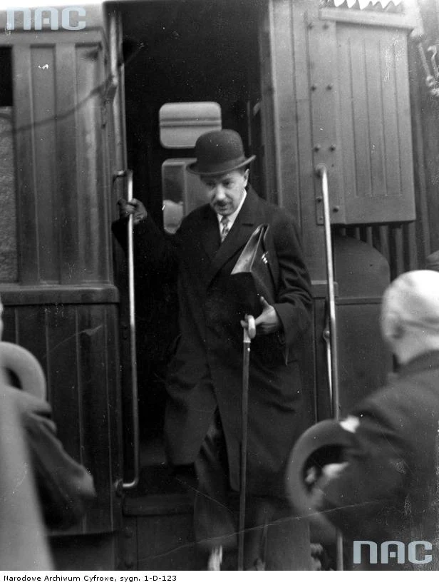 Minister przemysłu i handlu Eugeniusz Kwiatkowski wysiada z wagonu kolejowego na dworcu w Warszawie po powrocie z wizyty oficjalnej w Belgii, 1930 Minister przemysłu i handlu Eugeniusz Kwiatkowski wysiada z wagonu kolejowego na dworcu w Warszawie po powrocie z wizyty oficjalnej w Belgii, 1930