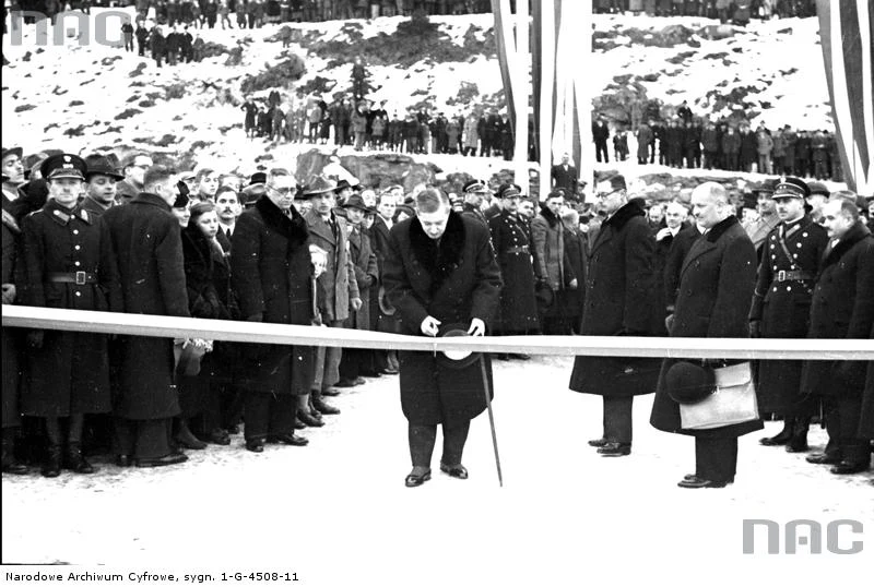 Poświęcenie zapory wodnej na Sole w Porąbce. Wicepremier i minister skarbu Eugeniusz Kwiatkowski przecina wstęgę; 1936 Poświęcenie zapory wodnej na Sole w Porąbce. Wicepremier i minister skarbu Eugeniusz Kwiatkowski przecina wstęgę; 1936