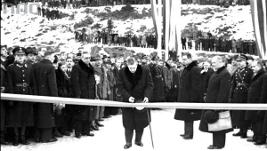 Uroczyste otwarcie zapory wodnej na Sole w Porąbce (13 grudnia 1936 r.). Wicepremier Eugeniusz Kwiatkowski przecina wstęgę