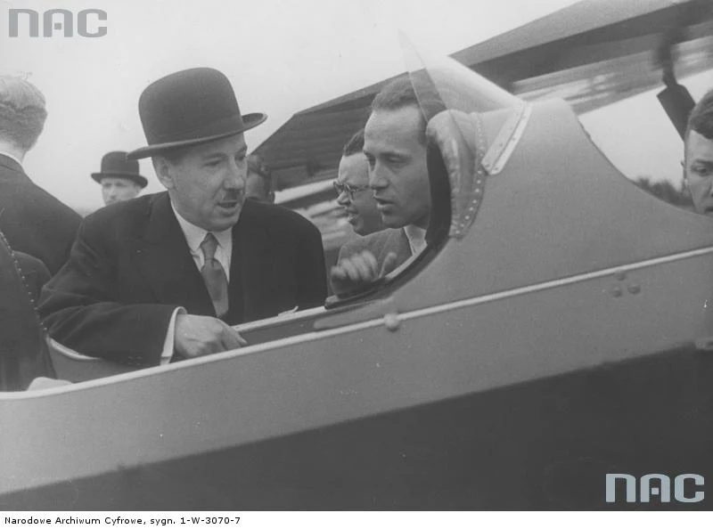 Przekazanie wojsku eksadry lotniczej ufundowanej przez Związek Skarbowców RP. Z lewej wicepremier Eugeniusz Kwiatkowski, 1937 Przekazanie wojsku eksadry lotniczej ufundowanej przez Związek Skarbowców RP. Z lewej wicepremier Eugeniusz Kwiatkowski, 1937
