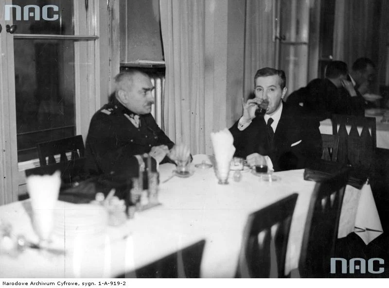 Premier Felicjan Sławoj Składkowski (z lewej) i wicepremier Eugeniusz Kwiatkowski w bufecie sejmowym, 1937 Premier Felicjan Sławoj Składkowski (z lewej) i wicepremier Eugeniusz Kwiatkowski w bufecie sejmowym, 1937