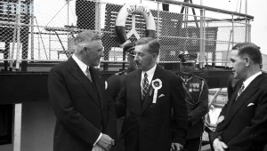 Obchody Święta Morza w Gdyni, 1932 r. Eugeniusz Kwiatkowski w otoczeniu przedstawicieli władz na Oksywiu