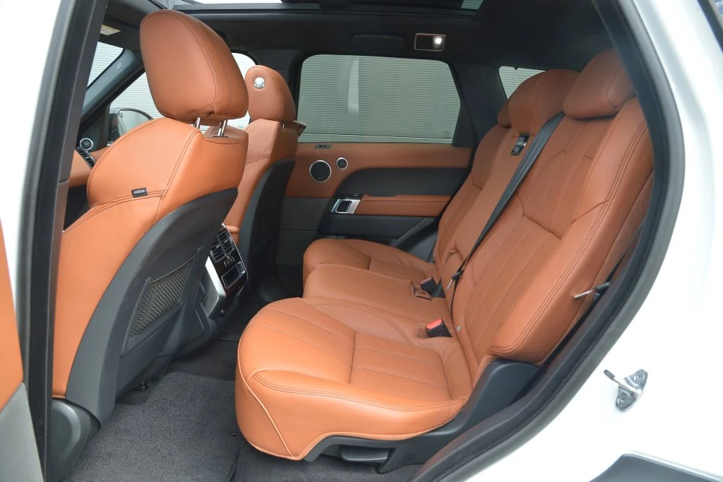 Jest tu o 8 cm szerzej niż w Porsche Cayenne. Wystarczająco dużo miejsca na kolana.