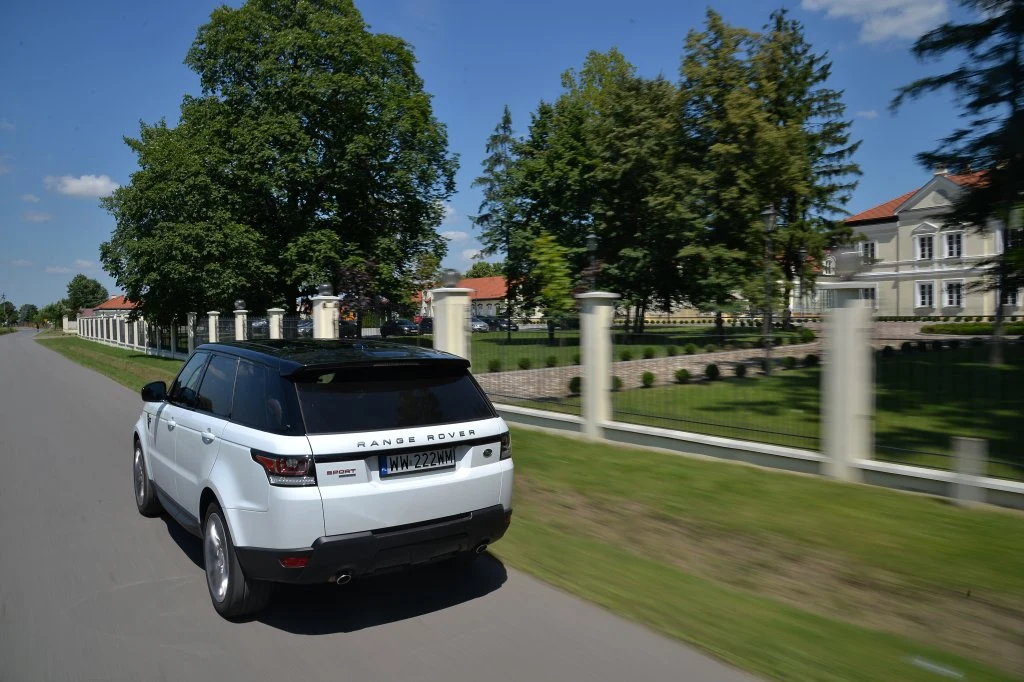 Range Rover Sport na drodze potrafi znakomicie tuszować masę niemal 2,4 tony.