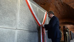 Prezydent Rzeczypospolitej Polskiej Bronisław Komorowski odsłonił tablicę z listą zawierającą blisko 3,5 tys. nazwisk ofiar pochowanych na cmentarzu wojennym w Kijowie-Bykowni
