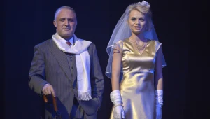  Przemysław Bluszcz i Emilia Komarnicka w spektaklu "Kariera Nikodema Dyzmy" 