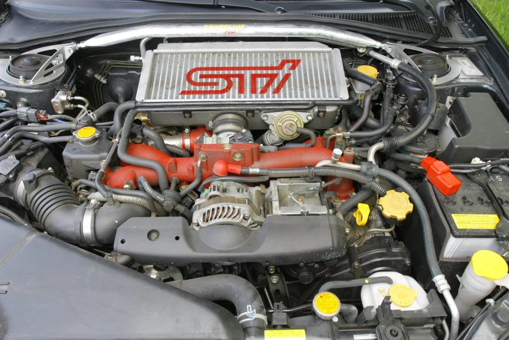 Chłodnicę międzystopniową w silniku Subaru umieszczono na samej górze.