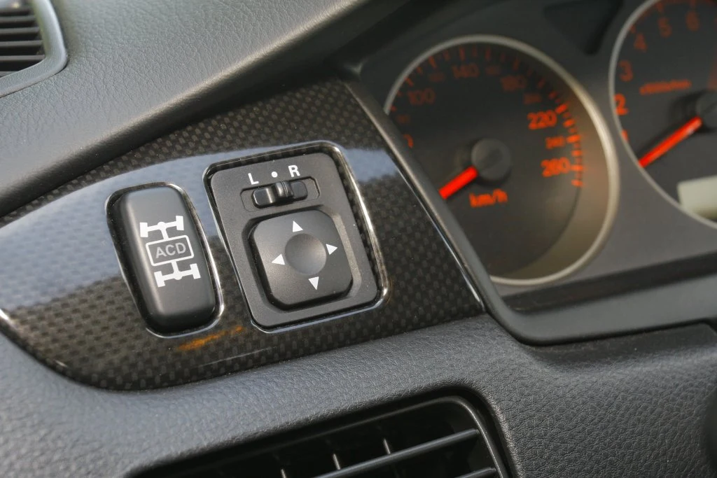 Przycisk ACD zmienia tryb pracy dyferencjału.