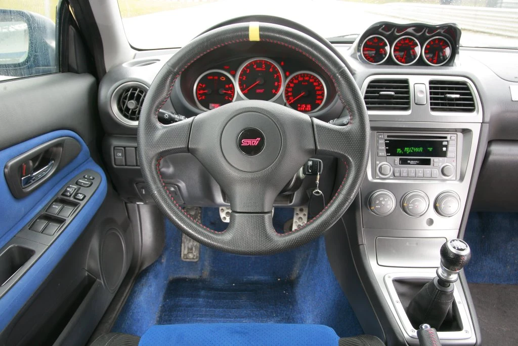 Subaru Impreza STI (2005-2007): nieco ciaśniejsze Subaru ma kokpit o bardziej spójnym wyglądzie. Srebrny plastik łatwo porysować.