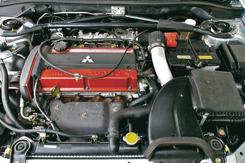 4 cylindry w rzędzie, turbo i pasek rozrządu: stara japońska szkoła.