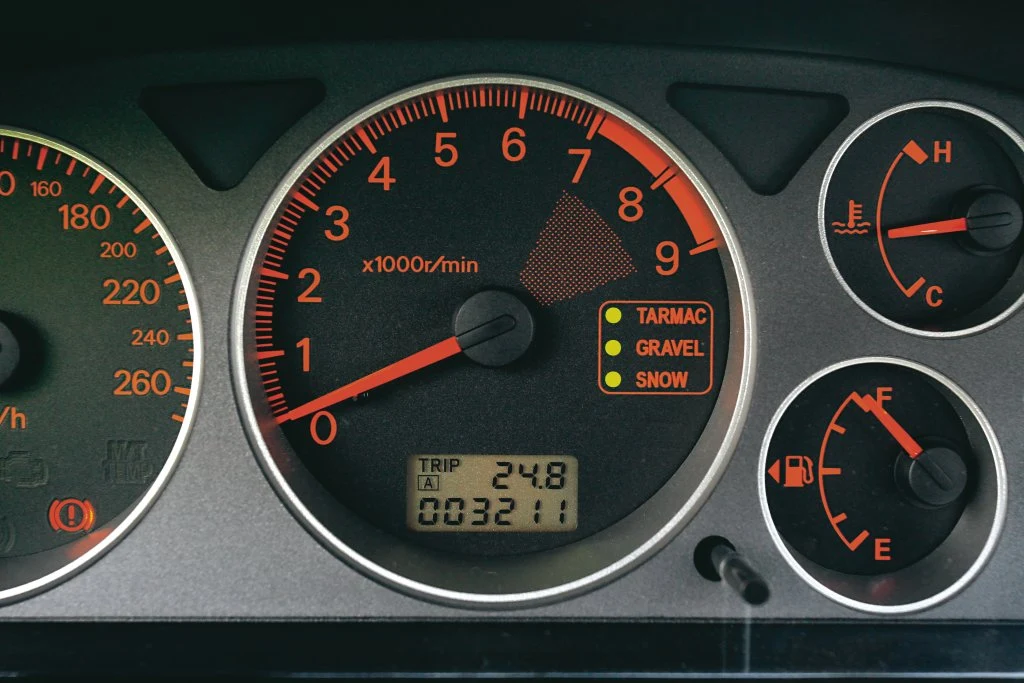 Trzy kontrolki świecące się równocześnie są powodem do poważnego niepokoju.