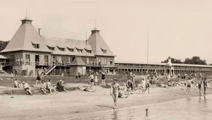 Drewniany "pałac" nad prywatną plażą braci Kozłowskich (zdjęcie z albumu"Przedwojenne Kamionek, Grochów i Saska Kępa", Wydawnictwo RM)