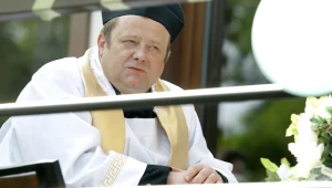 Aktor przyznaje, że jest dzieckiem wielkiego miasta, lecz czasem lubi wyciszyć się na wsi. Ot, choćby takiej, jak serialowe Majaki. 