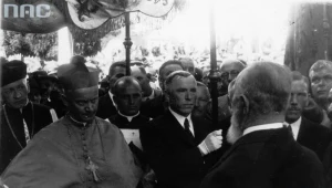 Uroczystość udzielenia sakry biskupiej Czesławowi Kaczmarkowi. Prezydent Kielc Stefan Artwiński wita ks. biskupa Czesława Kaczmarka, 1938 