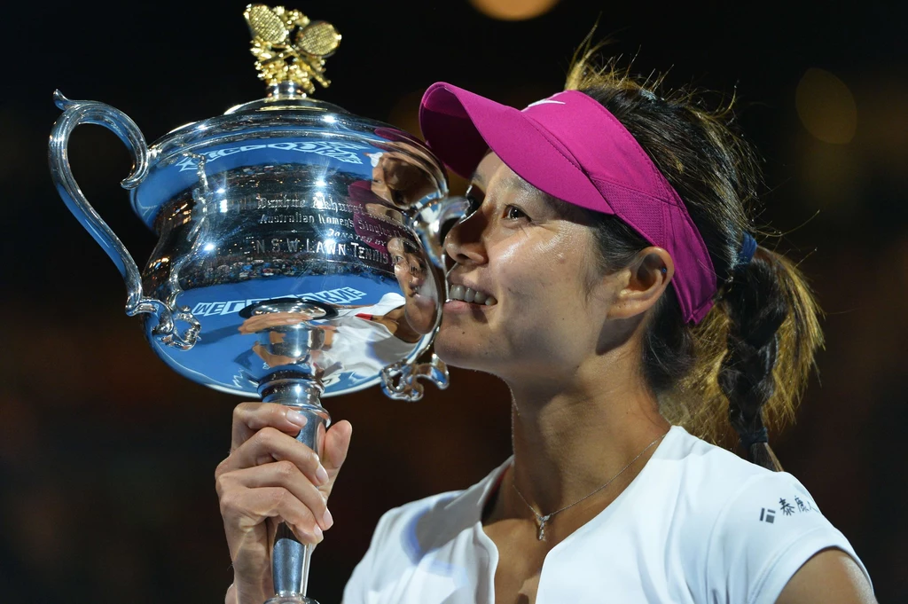 Chińska tenisistka Na Li jest pierwszą Azjatką, która wygrała zawody rangi Wielkiego Szlema - paryski Roland Garros w 2011 roku. Kilka miesięcy temu triumfowała w Melbourne w Australian Open Chińska tenisistka Na Li jest pierwszą Azjatką, która wygrała zawody rangi Wielkiego Szlema - paryski Roland Garros w 2011 roku. Kilka miesięcy temu triumfowała w Melbourne w Australian Open