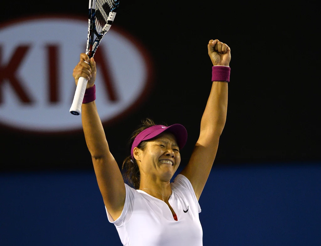 Chińska tenisistka Na Li jest pierwszą Azjatką, która wygrała zawody rangi Wielkiego Szlema - paryski Roland Garros w 2011 roku. Kilka miesięcy temu triumfowała w Melbourne w Australian Open Chińska tenisistka Na Li jest pierwszą Azjatką, która wygrała zawody rangi Wielkiego Szlema - paryski Roland Garros w 2011 roku. Kilka miesięcy temu triumfowała w Melbourne w Australian Open