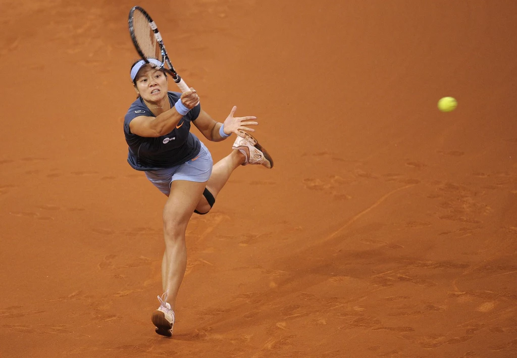 Chińska tenisistka Na Li jest pierwszą Azjatką, która wygrała zawody rangi Wielkiego Szlema - paryski Roland Garros w 2011 roku. Kilka miesięcy temu triumfowała w Melbourne w Australian Open Chińska tenisistka Na Li jest pierwszą Azjatką, która wygrała zawody rangi Wielkiego Szlema - paryski Roland Garros w 2011 roku. Kilka miesięcy temu triumfowała w Melbourne w Australian Open