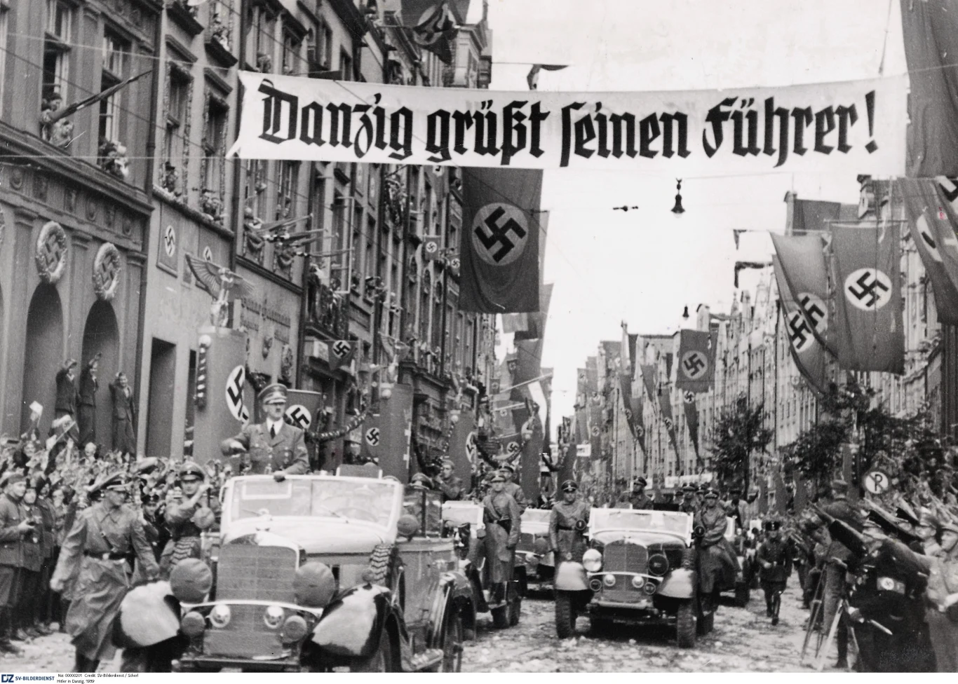 Gdańsk, 19.09.1939. Adolf Hitler podczas triumfalnego wjazdu do miasta. Transparent z napisem: "Gdańsk pozdrawia swego Führera!" 