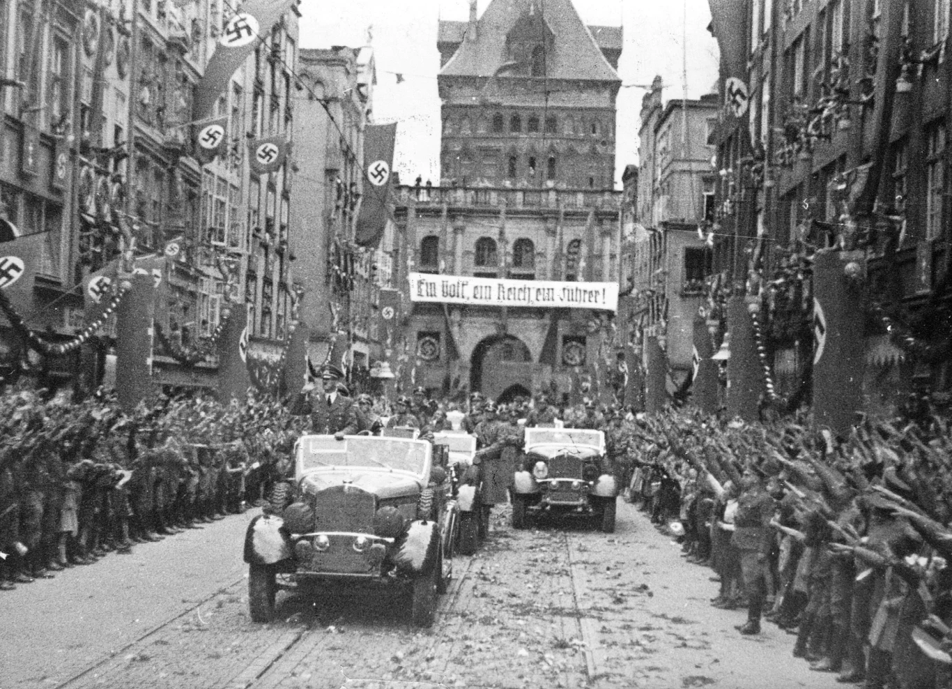 Gdańsk, 19.09.1939. Adolf Hitler podczas triumfalnego wjazdu do miasta. Transparent z napisem: "Gdańsk pozdrawia swego Führera!" 
