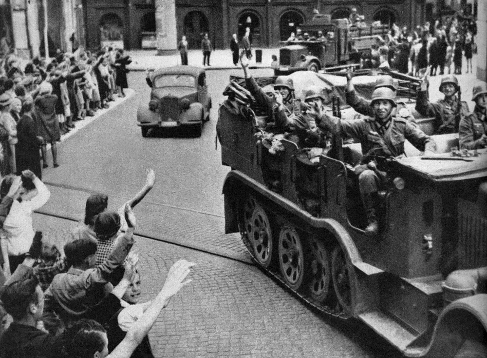 Mieszkańcy Gdanska witają niemieckich żołnierzy