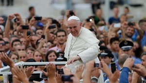 Powitanie papieża Franciszka przed mszą w Tiranie