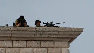 Snajperzy na dachu podczas mszy papieskiej w Tiranie