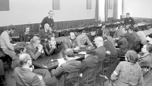 Warszawa, 1980. Strajk pracowników Huty Warszawa w sprawie uwolnienia Jana Narożniaka, n/z narada przywodców strajku i doradców z KOR