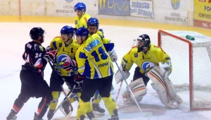 Hokeista Ciarko BPS KH Sanok Michael Danton (L) w starciu z Sebastianem Szydło (2L) i Mateuszem Sordonem (C) pod bramką Johna Muray'a (P) z Orlika Opole 