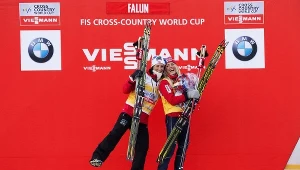 Marit Bjoergen (z lewej) i Therese Johaug