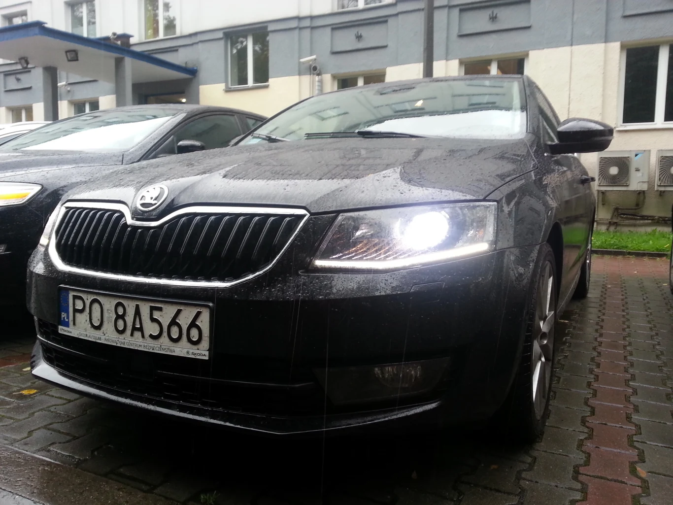 W deszczu trzeba włączyć światła mijania! W deszczu trzeba włączyć światła mijania!