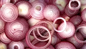 Cebula jesienią jest nieoceniona. Nie tylko pomoże zwalczyć katar, ale również wzmocni organizm i uchroni nas przed grypą