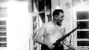 Komendant obozu koncentracyjnego w Płaszowie Amon Göth ze swym karabinem przed jednym z obozowych budynków, rok 1943