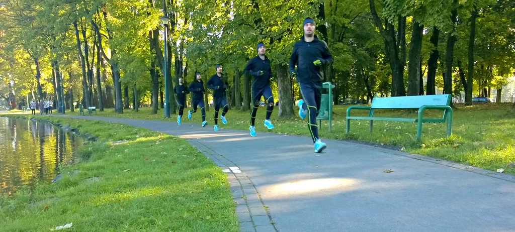 Spodnie funkcyjne nie krępują ruchów i doskonale nadają się do rekreacyjnych przebieżek