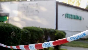 Policja przed wejściem na strzelnicę w Chorzowie, gdzie 25-letni mężczyzna śmiertelnie postrzelił instruktora