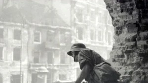 Powstaniec w ruinach kościoła św. Krzyża