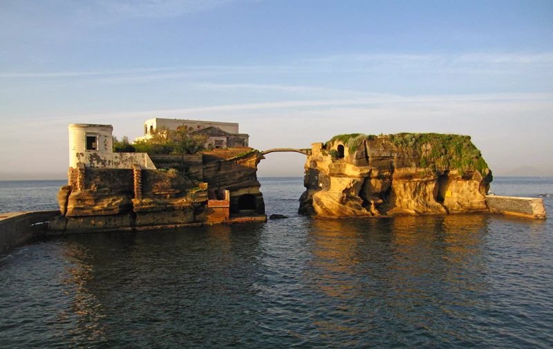 Isola la Gaiola - ta niepozorna wyspa ma wpisanych w swoją historię kilka trupów...