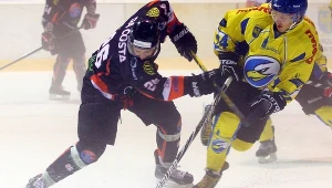 Hokeista Ciarko BPS KH Sanok Justin Da Costa (L) walczy o krążek z Arkadiuszem Kostkiem (P) z Orlika Opole